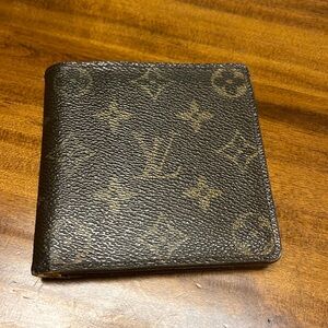 Authentic Louis Vuitton men’s monogram bifold wallet